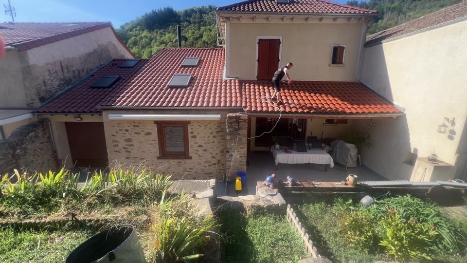 Traitement d’une toiture en tuiles canal